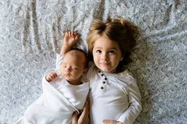 Το παιδί σας μπορεί να γίνει η τέλεια baby sitter για το νέο μέλος της οικογένειας