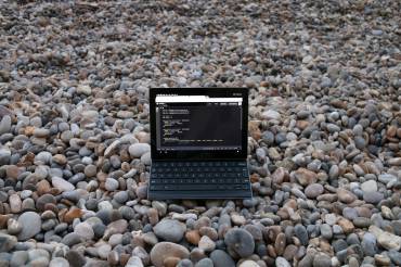 Διακοπές με laptop: Η νέα κανονικότητα και οι επιπτώσεις στην οικογενειακή σύνδεση