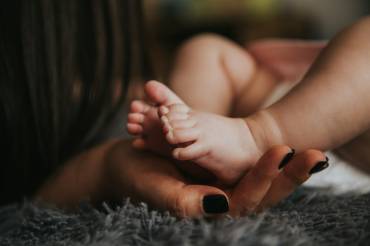 Επιλόχειος κατάθλιψη: Όταν η χαρά της μητρότητας σκιάζεται από τη θλίψη