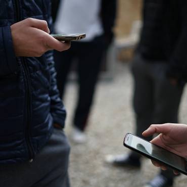 Ψηφιακή κοινωνικοποίηση: Πώς τα παιδιά μαθαίνουν τη φιλία μέσα από οθόνες